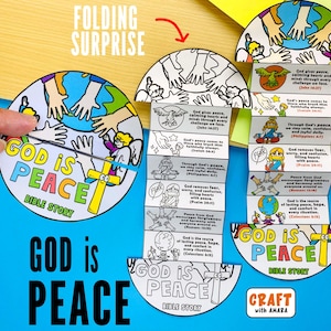 以下が含まれることがあります： 「GOD IS PEACE」と「BIBLE STORY」のテキストが入った、カラフルでインタラクティブな聖書物語クラフト。イラストと聖書の詩が描かれた折りたたみ式のデザインです。十字架、手、天使が描かれています。