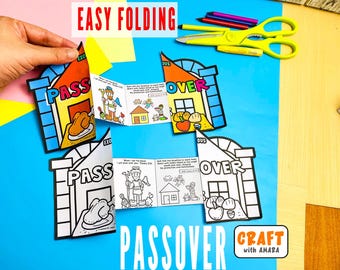Può includere: Un progetto di bricolage in carta con un design pieghevole di Pesach con il testo EASY FOLDING e PASSOVER CRAFT WITH AMARA. Il lavoretto include illustrazioni a colori e in bianco e nero di una casa, una figura con un bastone e del cibo.