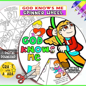 Può includere: Una colorata ruota girevole "Dio mi conosce" con illustrazioni e testo. La ruota presenta un'immagine centrale di un bambino e le parole "Dio mi conosce". Il testo aggiuntivo include versetti biblici e le parole "Studio biblico".