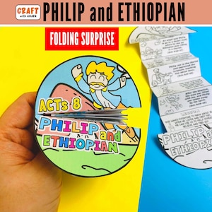 Op de afbeelding: Een cirkelvormig papieren knutselwerk getiteld Acts 8 Philip and Ethiopian met een kleurrijke illustratie van een persoon. Daarnaast ligt een accordeon gevouwen strook papier met zwart-witte lijntekeningen en bijbehorende tekst.