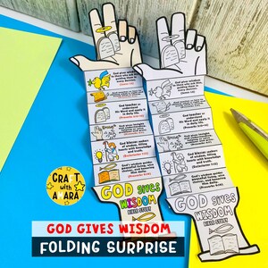 Op de afbeelding: Twee witte papieren handvormige knutselwerkjes met illustraties en tekst, getiteld "God Gives Wisdom Bible Study". De knutselwerkjes zijn gevouwen om bijbelverzen en afbeeldingen te onthullen. De tekst "God Gives Wisdom Folding Surprise" staat onderaan.