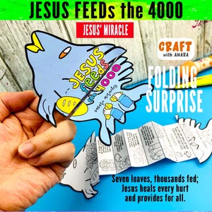 Op de afbeelding: Een blauw papieren knutselwerk dat een vis afbeeldt met de tekst "JESUS voedt de 4000" en "JESUS' MIRACLE". Het knutselwerk wordt in een hand gehouden en heeft een opvouwbaar verrassingselement met gedrukte tekst.