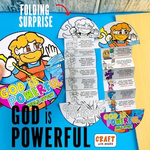 Może przedstawiać: Kolorowe, okrągłe rzemiosło z historią biblijną z tekstem "GOD IS POWERFUL" i "BIBLE STORY". Rzemiosło zawiera ilustrację postaci z kreskówek i rozwija się, aby odsłonić wersety biblijne. U góry widnieje napis "FOLDING SURPRISE".