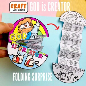 Pode incluir: Um artesanato de papel dobrável com uma ilustração colorida de uma figura e o texto GOD IS CREATOR. O artesanato desdobra-se numa tira de acordeão vertical com desenhos de linhas a preto e branco e texto sobre a criação bíblica.
