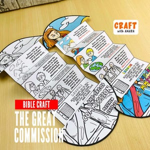 Könnte beinhalten: Zwei offene, gefaltete Papierarbeiten mit Illustrationen und Text. Die Arbeiten tragen die Titel "Der Große Auftrag" und "Bibelhandwerk". Die Illustrationen zeigen Szenen aus der Bibel. Die Arbeiten befinden sich auf einer hellbraunen Oberfläche.