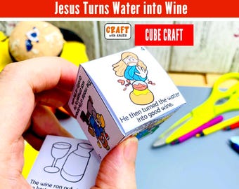 Könnte beinhalten: Ein Papierwürfel-Bastelbogen mit Illustrationen und Text zur biblischen Geschichte, in der Jesus Wasser in Wein verwandelt. Der Würfel zeigt eine Cartoon-Figur von Jesus, einen Weinkrug und den Text 'He then turned the water into good wine'.