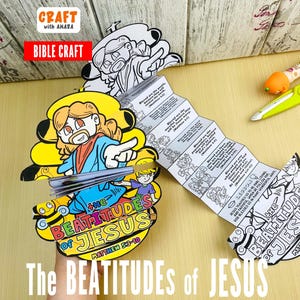 Puede incluir: Un proyecto de manualidades bíblicas colorido con el texto "Las Bienaventuranzas de Jesús" y "Mateo 5:3-10." El proyecto incluye un folleto de papel plegado con ilustraciones y texto, un marcador amarillo y naranja y tijeras verdes.