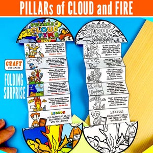 Può includere: Un colorato lavoro di carta intitolato "Pilastri di Nuvola e Fuoco" con illustrazioni e testo dall'Esodo. Il lavoro presenta un design a sorpresa pieghevole con immagini di scene bibliche e testo.