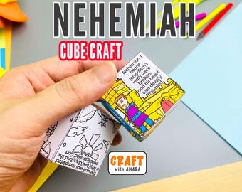 Puede incluir: Un cubo de papel para manualidades con una ilustración colorida de un hombre con túnica morada frente a un muro de piedra amarillo con el texto Nehemiah 1 heard Jerusalem's walls were broken, and his heart was deeply troubled, junto a un lado en blanco y negro.