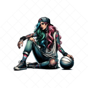 Grafika wektorowa: Street Vibe Diva | 1 plik PNG przedstawiający pogrubioną młodą kobietę w stylu ulicznym, szczegółowe tatuaże, swobodny strój miejski, siedzącą z piłką do koszykówki.
