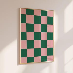 Può includere: Una stampa incorniciata con un motivo a scacchi in tonalità rosa e verde.