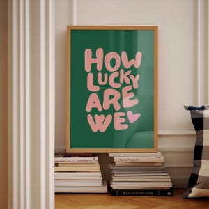 Greenly How Lucky Are We afdrukbare kunst, Grandmillennial Art, trendy muurkunstdruk, universiteitsappartement esthetiek, trendy citaat minimale poster