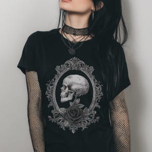 T-shirt ajusté gothique pastel victorien de l'an 2000, chemise graphique gothique sombre Academia, vêtements fantaisie, haut emo grunge, cadeau gothique pour elle image 2