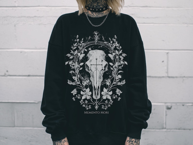 Sudadera con estampado de calavera gótica Memento Mori, sudadera estilo bruja de estilo cottagecore oscuro, suéter emo Whimsigoth, regalo gótico para ella imagen 1