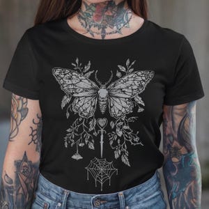 Butterfly Y2K Goth getailleerd T-shirt, Witchy-shirt met grafische print, fee grunge donkere boho-top, emo alternatieve kleding, gothic cadeau voor haar afbeelding 3