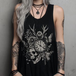 Unisex Totenkopf Uhr Komfort Farben Tank Top, Dunkles Cottagecore Witchy Grafik Shirt, Blumenfee Grunge Top, Emo Goth Kleidung Geschenk für Sie
