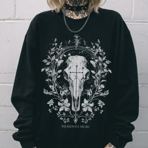 Sudadera con estampado de calavera gótica Memento Mori, sudadera estilo bruja de estilo cottagecore oscuro, suéter emo Whimsigoth, regalo gótico para ella imagen 3