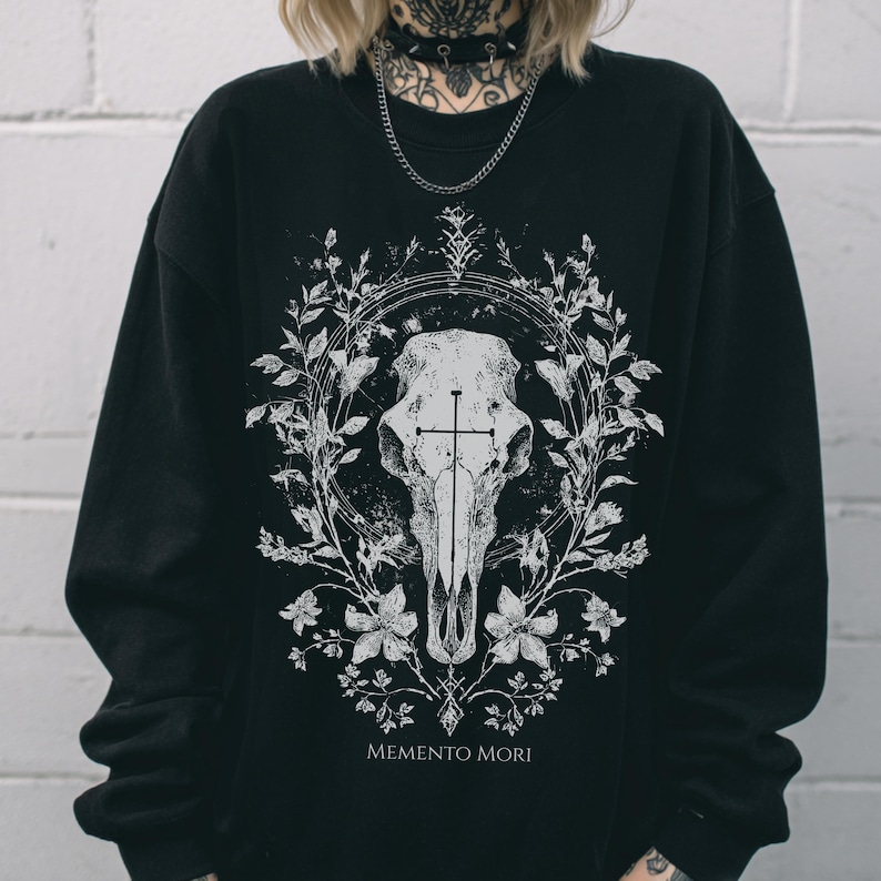 Sudadera con estampado de calavera gótica Memento Mori, sudadera estilo bruja de estilo cottagecore oscuro, suéter emo Whimsigoth, regalo gótico para ella imagen 3