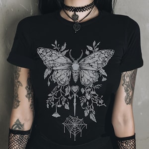 Butterfly Y2K Goth getailleerd T-shirt, Witchy-shirt met grafische print, fee grunge donkere boho-top, emo alternatieve kleding, gothic cadeau voor haar afbeelding 2
