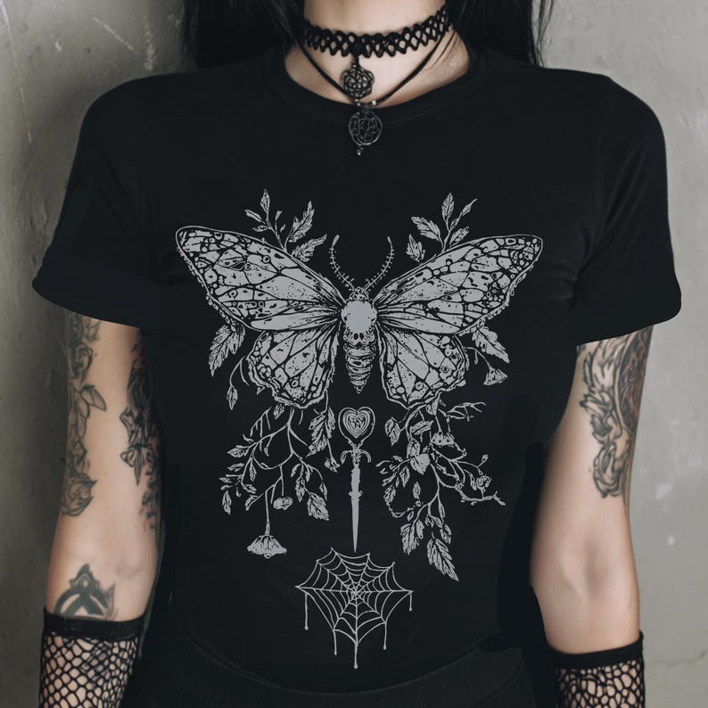 Butterfly Y2K Goth getailleerd T-shirt, Witchy-shirt met grafische print, fee grunge donkere boho-top, emo alternatieve kleding, gothic cadeau voor haar afbeelding 2