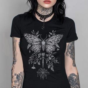 Butterfly Y2K Goth getailleerd T-shirt, Witchy-shirt met grafische print, fee grunge donkere boho-top, emo alternatieve kleding, gothic cadeau voor haar afbeelding 4