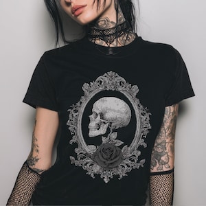 T-shirt ajusté gothique pastel victorien de l'an 2000, chemise graphique gothique sombre Academia, vêtements fantaisie, haut emo grunge, cadeau gothique pour elle image 1