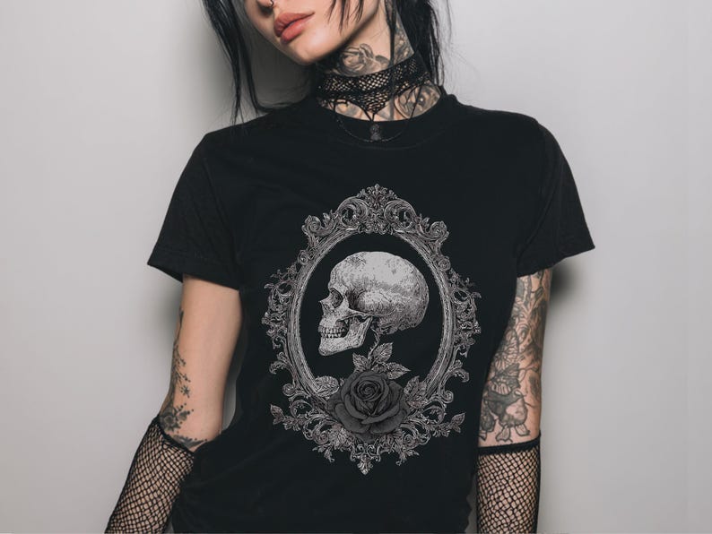 T-shirt ajusté gothique pastel victorien de l'an 2000, chemise graphique gothique sombre Academia, vêtements fantaisie, haut emo grunge, cadeau gothique pour elle image 1