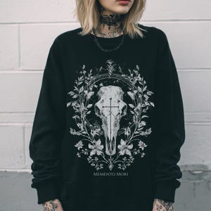 Sudadera con estampado de calavera gótica Memento Mori, sudadera estilo bruja de estilo cottagecore oscuro, suéter emo Whimsigoth, regalo gótico para ella imagen 2