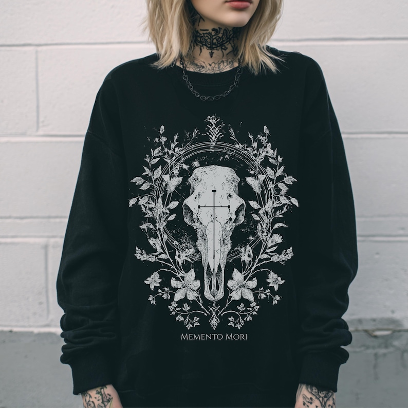 Sudadera con estampado de calavera gótica Memento Mori, sudadera estilo bruja de estilo cottagecore oscuro, suéter emo Whimsigoth, regalo gótico para ella imagen 2