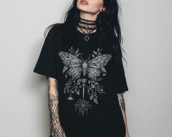 Koszulka z grafiką "Butterfly Sword Y2K Goth", wiedźmowa koszula z kwiatowym nadrukiem, wróżkowy, grunge'owy, mroczny top boho, alternatywna odzież emo, gotycki prezent dla niej