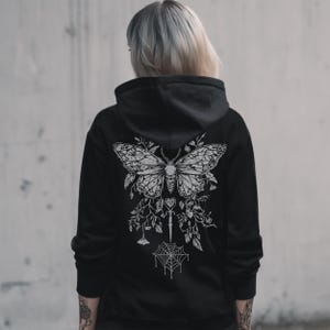 Schmetterling Y2K Pastel Goth Hoodie, Grafikdruck Witchy Kapuzenjacke, Fee Grunge dunkel Boho Hoodie, Emo Goth Kleidung, Goth Geschenk für Sie Bild 3