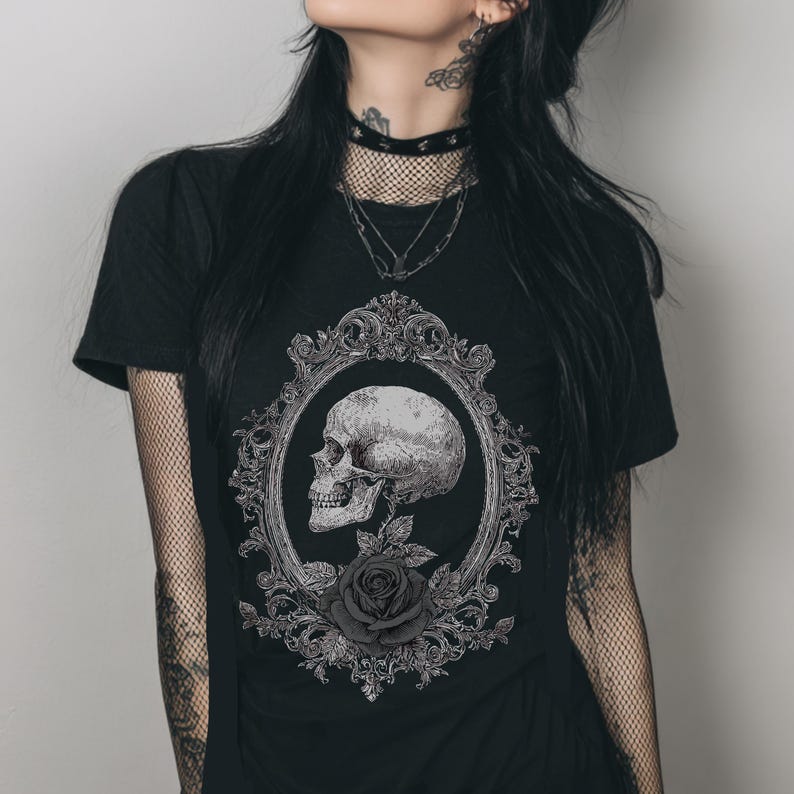 T-shirt ajusté gothique pastel victorien de l'an 2000, chemise graphique gothique sombre Academia, vêtements fantaisie, haut emo grunge, cadeau gothique pour elle image 4