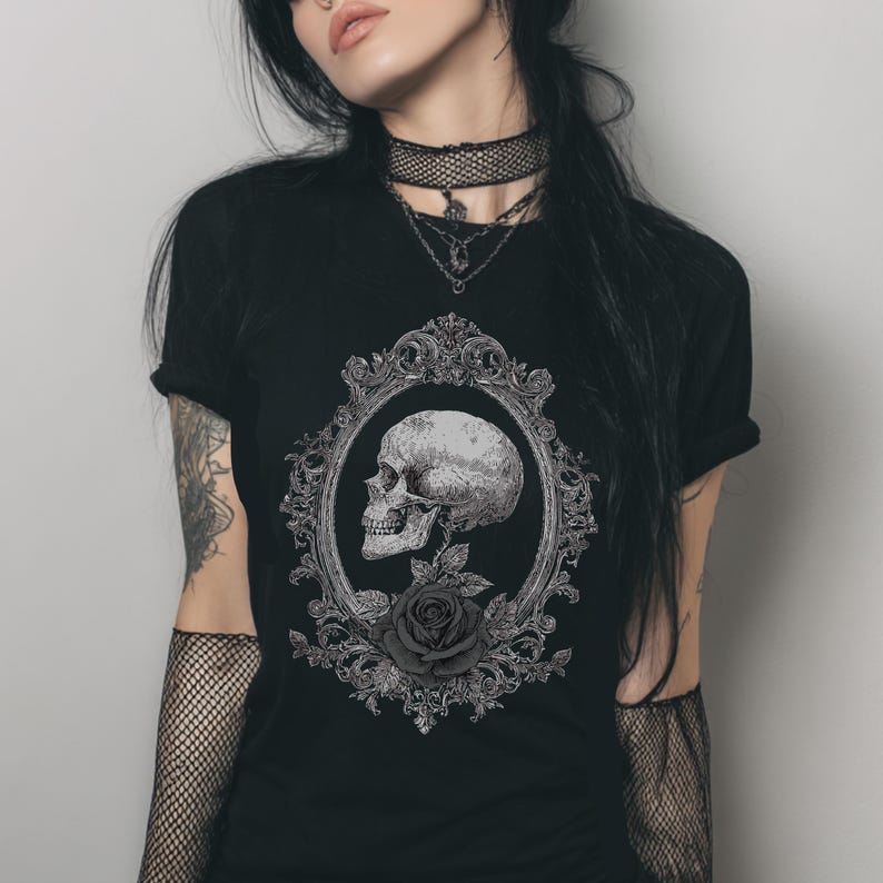 T-shirt ajusté gothique pastel victorien de l'an 2000, chemise graphique gothique sombre Academia, vêtements fantaisie, haut emo grunge, cadeau gothique pour elle image 3