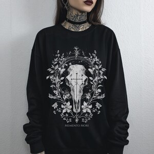 Sudadera con estampado de calavera gótica Memento Mori, sudadera estilo bruja de estilo cottagecore oscuro, suéter emo Whimsigoth, regalo gótico para ella imagen 4