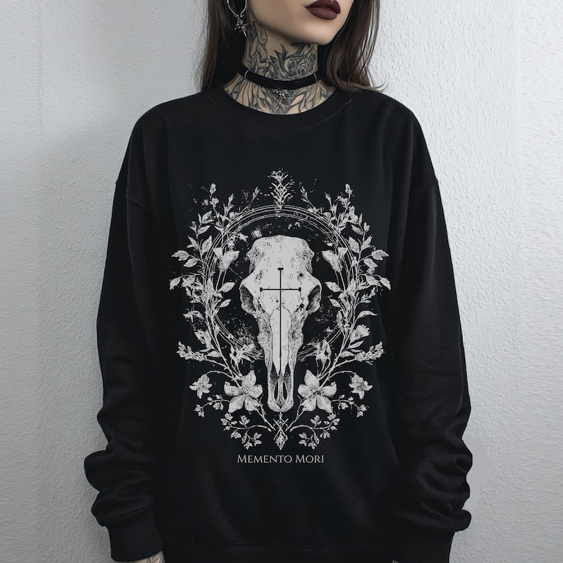Sudadera con estampado de calavera gótica Memento Mori, sudadera estilo bruja de estilo cottagecore oscuro, suéter emo Whimsigoth, regalo gótico para ella imagen 4