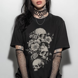 T-shirt med blommig dödskalle och komfortfärger, gotisk grafisk t-shirt, häxkläder för nyckfulla goter, alternativ grunge goth-tröja, goth-gåva