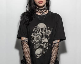 Blumen Schädel Komfort Farben T-Shirt, Gothic Grafik T-Shirt, Whimsigoth Witchy Kleidung, Alternative Grunge Goth Shirt, Gothic Geschenk
