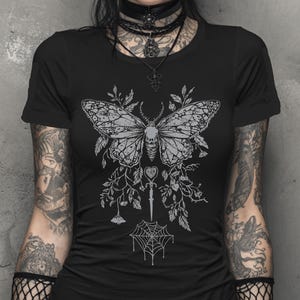 Butterfly Y2K Goth getailleerd T-shirt, Witchy-shirt met grafische print, fee grunge donkere boho-top, emo alternatieve kleding, gothic cadeau voor haar afbeelding 1