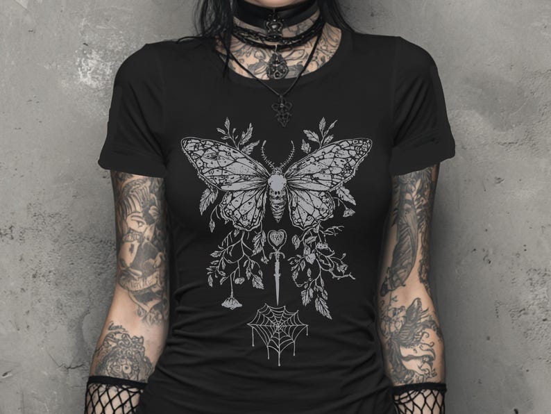Butterfly Y2K Goth getailleerd T-shirt, Witchy-shirt met grafische print, fee grunge donkere boho-top, emo alternatieve kleding, gothic cadeau voor haar afbeelding 1