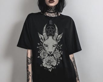 Camiseta gótica pastel con gato oculto, camiseta gráfica gótica, top emo alternativo, camiseta floral de bruja, ropa punk grunge, ropa gótica, regalo para ella