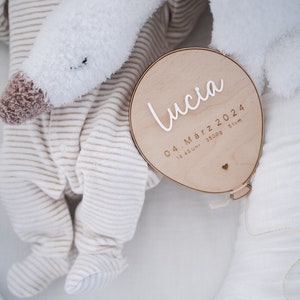 personalisierte Geburtstafel mit Name und Geburtsdaten aus Holz | Meilensteinkarten | Baby | Schwangerschaft | Namensverkündung | Luftballon