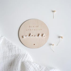 Baby Meilensteine aus Holz | Fotoaccessoire für Babybauchshooting | Holzschild für Newbornshooting | unendlich geliebt | Geburtsschild
