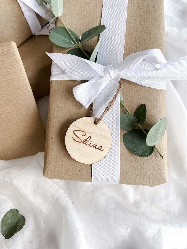 Geschenkanhänger aus Holz personalisierte Anhänger mit Name Holzanhänger Geschenkidee individuell Geschenkverzierung Geburtstag 4