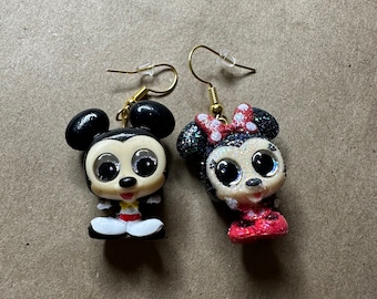 Boucles d'oreilles à porte Mickey et Minnie