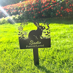 Benutzerdefinierte Kaninchen-Memorial-Metallgartenpfahl, personalisierte Häschen-Memorial-Grabmarker, niedlicher Kaninchen-Grabmarker, Haustier-Gartendekor im Freien