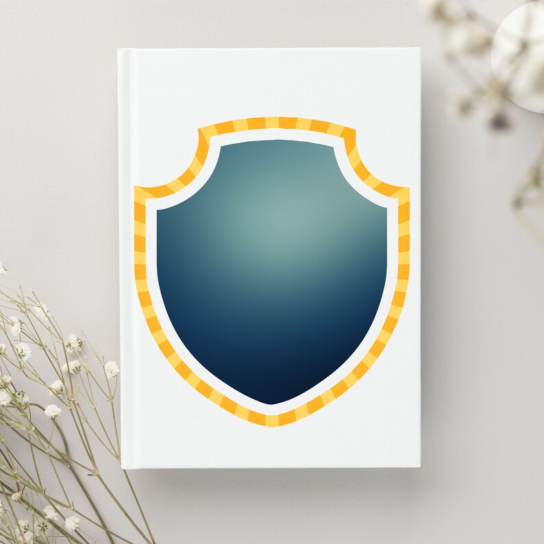 Puede incluir: Una libreta blanca con un dise&ntilde;o de escudo azul y amarillo en la portada. El escudo tiene un borde amarillo con un patr&oacute;n a rayas.