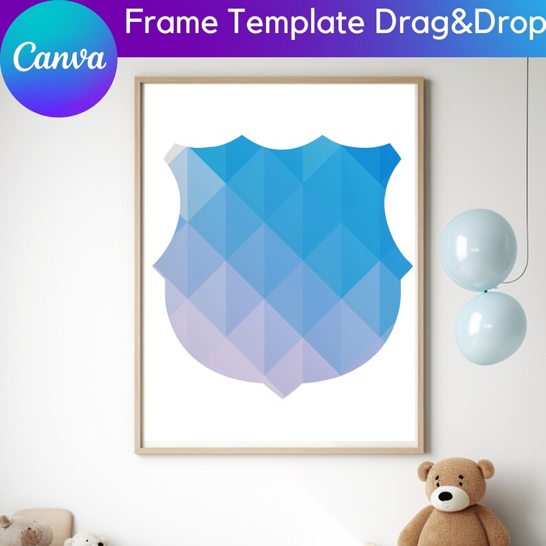 Puede incluir: Una impresi&oacute;n enmarcada de una forma de escudo geom&eacute;trico azul y morado. El escudo est&aacute; formado por muchos tri&aacute;ngulos peque&ntilde;os. La impresi&oacute;n est&aacute; colgada en una pared blanca.