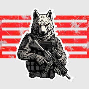 以下が含まれることがあります： 赤と白のストライプの背景の前に立っている、戦術的なベストを着てライフルを持っている白いオオカミ。