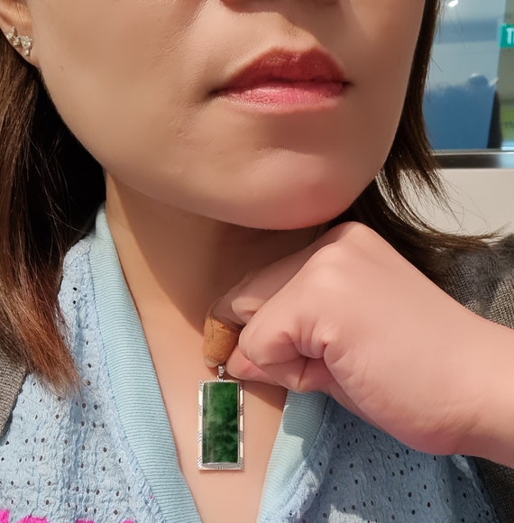 18Kホワイトゴールド翡翠ペンダント：長方形ユニセックスデザイン