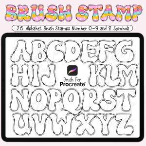 Puede incluir: Diseño de arte digital con 26 sellos de pincel de alfabeto, números 0-9 y 8 símbolos. La palabra "BRUSH STAMP" está en letras de burbujas de colores. Las letras están delineadas en negro y se muestran en una tableta.